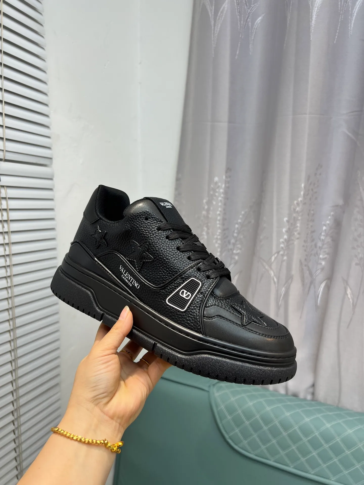 Men's Men's Shoes 💰660 Valentino 2023 early autumn new star shoes are now online! Wang Hedi and Ren Jialun have been worn by many celebrities. Who can refuse the same couple shoes as Wang Hedi! The design of Stars Stab My Heart is cool and spicy. The material of the shoes is cowhide, and every color is beautiful! Size 35-40, men’s size 39-44 (women’s 41, men’s 38, 45🉑️customized)